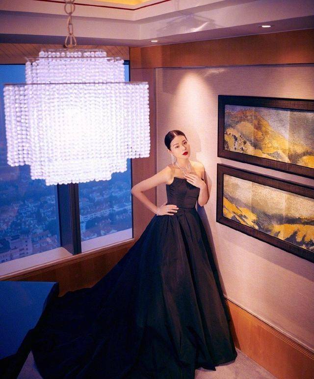 黑色|胡杏儿为捞金挺7月孕肚走机场，轻装上阵有经验，看不出是第三胎