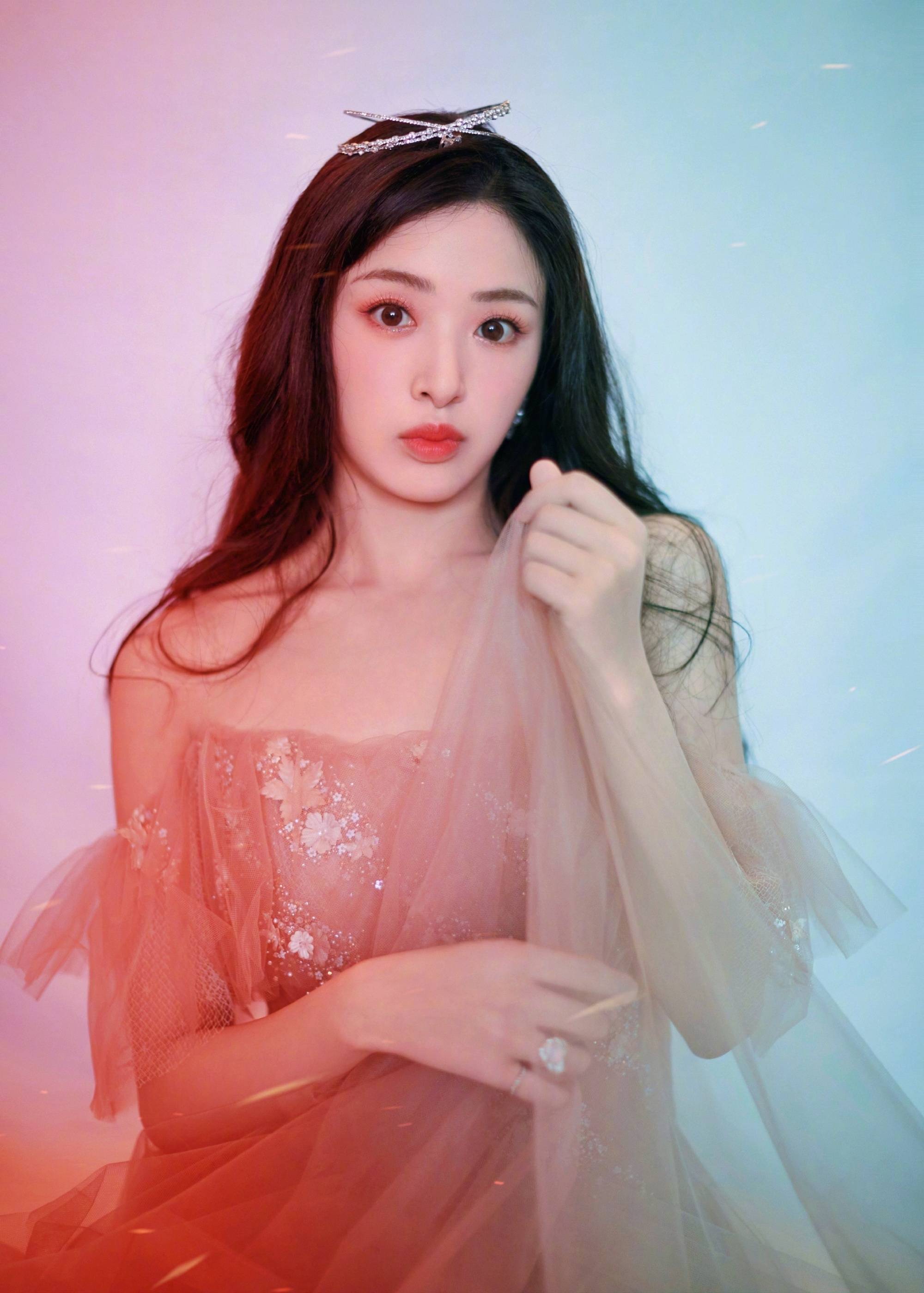 张含韵极光斑斓大片释出 穿粉色纱裙诠释高贵公主