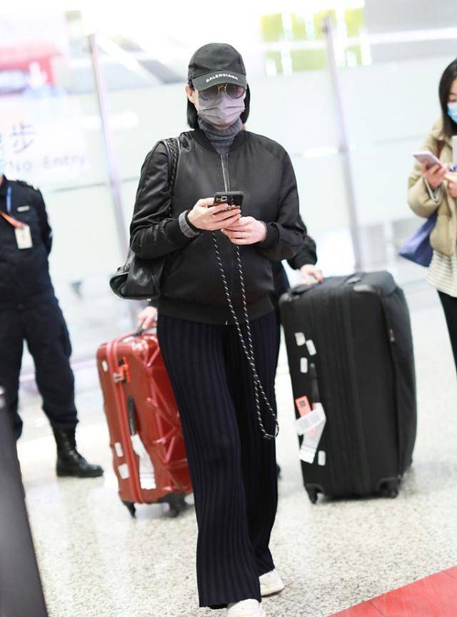 黑色|胡杏儿为捞金挺7月孕肚走机场，轻装上阵有经验，看不出是第三胎
