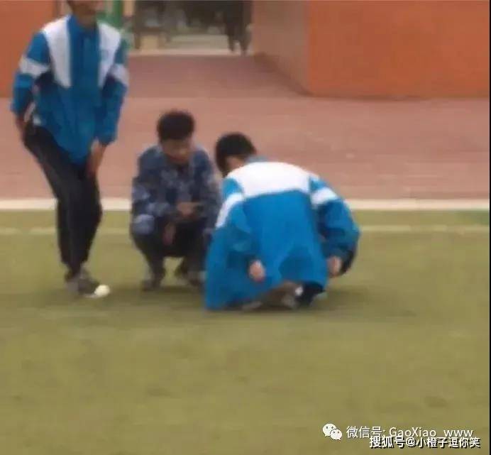 搞笑圖片：千萬不要穿肉色的上衣蹲著，尤其是操場上。 搞笑整蠱 第7张