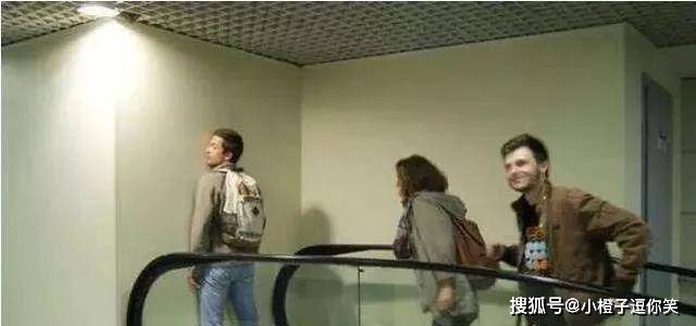 爆笑時刻：妹子，你這褲子確定沒有穿錯麼 搞笑整蠱 第4张