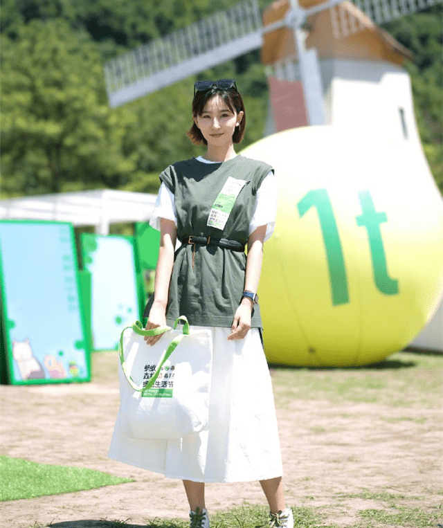 图案|离开裤子的T恤，搭“半身长裙”更洋气显瘦