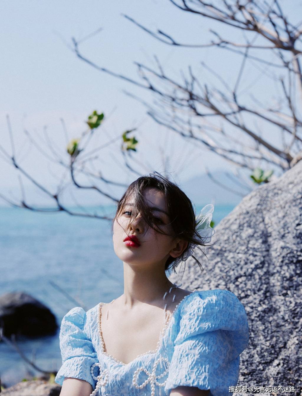 林木|杨超越,户外林木间,甜美可人清新养眼