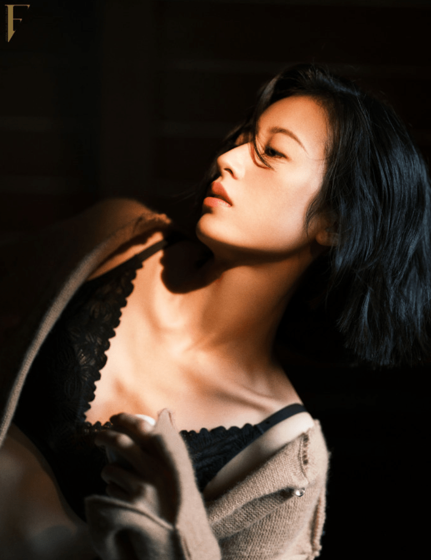 近日一组周雨彤的写真曝光,内搭性感内衣秀出超绝身材,氛围感天才就是