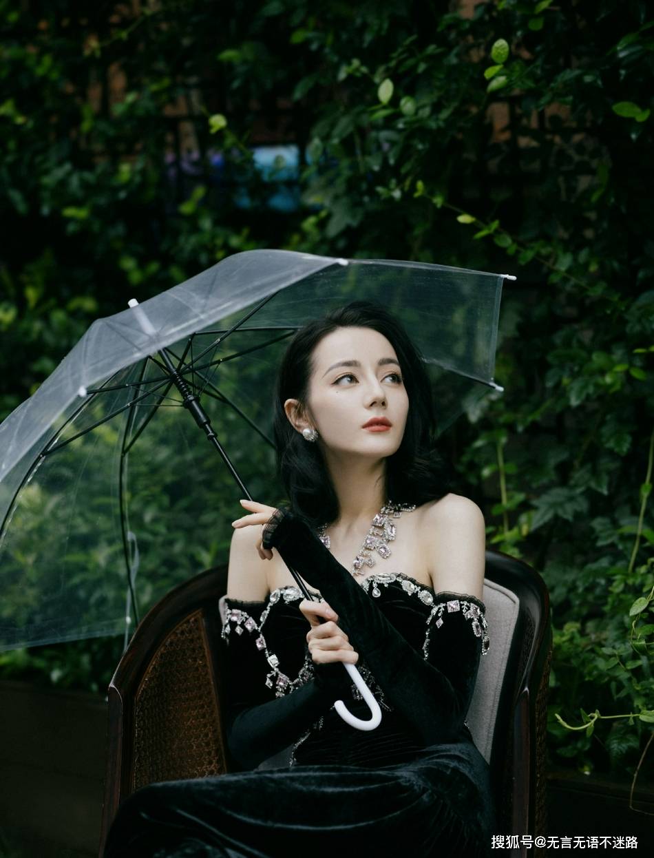 丝绒|迪丽热巴，一袭黑丝绒公主裙，高贵优雅