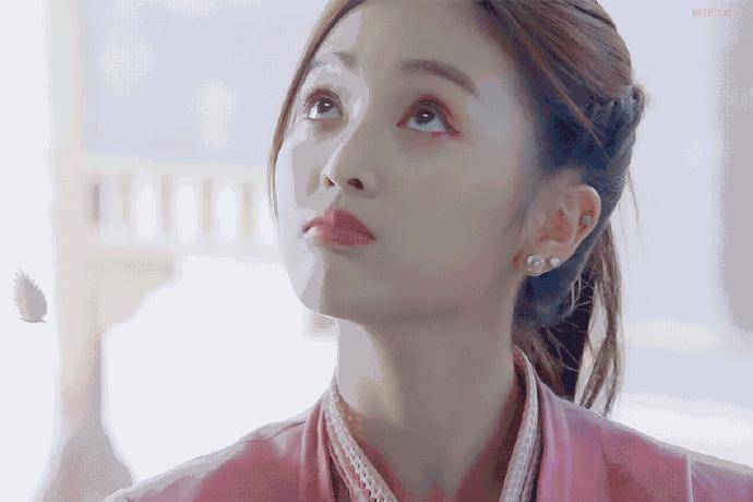 演技|《世界微尘里》首秀成功，吴宣仪演技尴尬，靠原声扳回一城