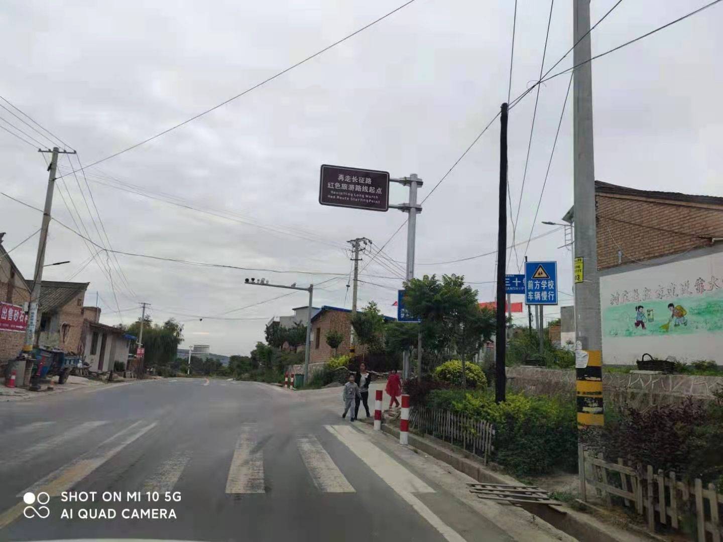 丁字路口说话间,不时有大车从旁边呼啸而过,为了安全,未敢过多停留.