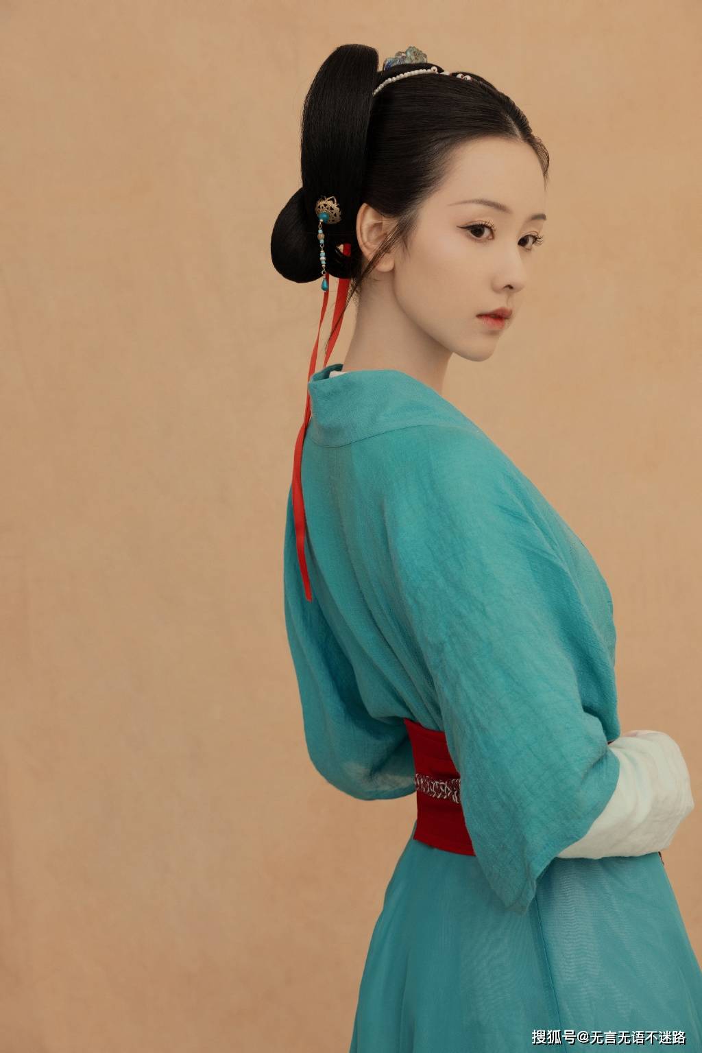 陈都灵古风侍女装扮,宛若画中人,尽显古朴温雅气质