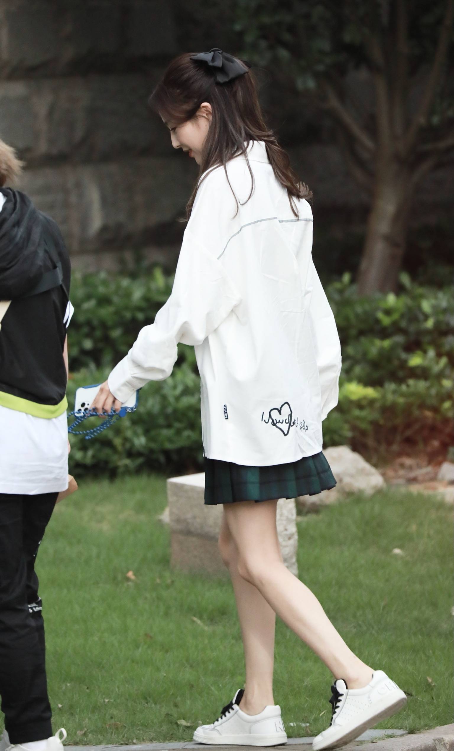 佟丽娅综艺上班路透秀腿 穿马甲西装短裤利落飒气