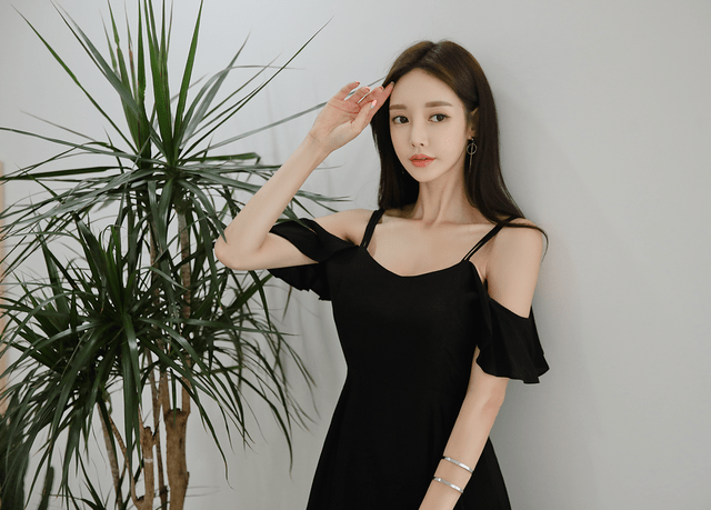 古韵菊|女神孙允珠高清时尚搭配：砚墨古韵菊叶早秋卷絮吊带裙