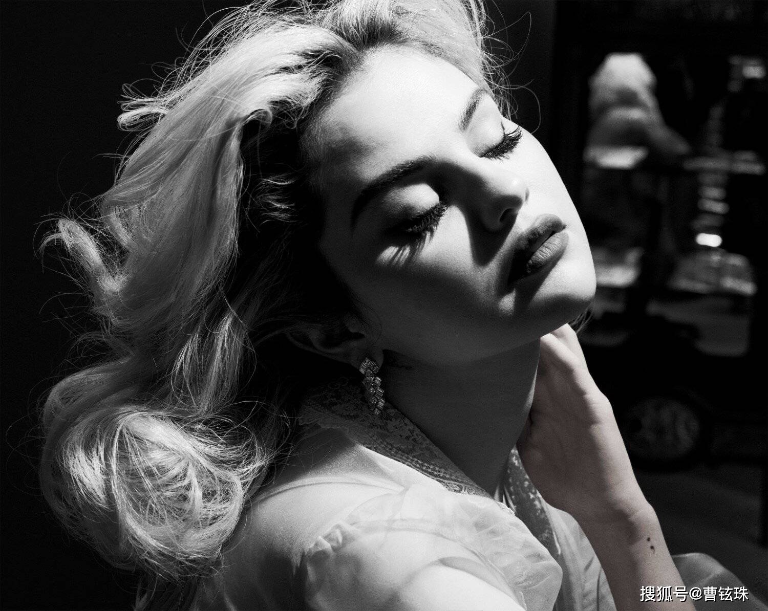 赛琳娜·戈麦斯(selena gomez)近日登上9月美版《elle》杂志的封面