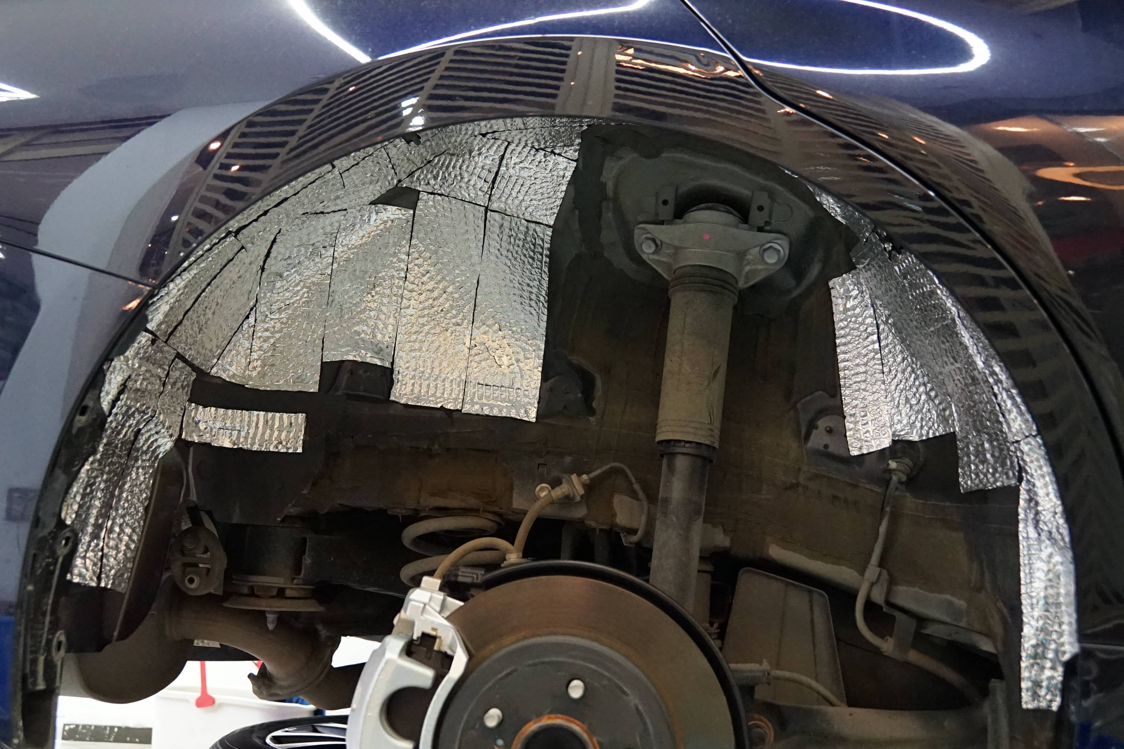 阻隔噪音的传入,有效的降低胎噪和路噪叶子板内衬上粘贴上一层ctk隔音