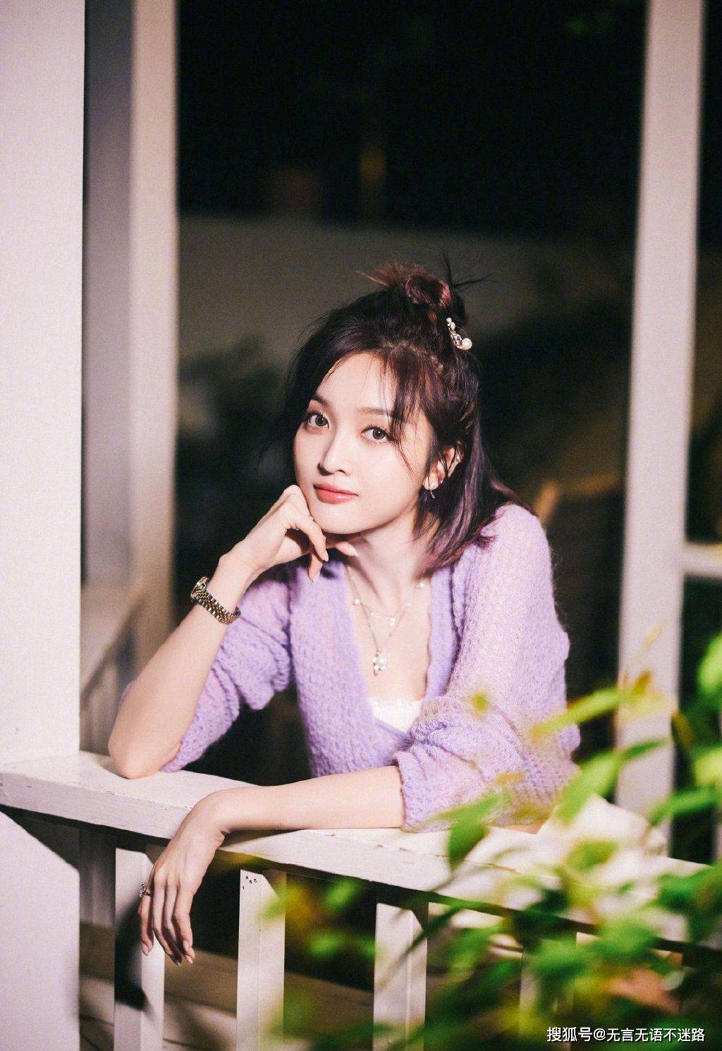 短裤|吴宣仪，紫色针织开衫搭配白色短裤，甜美率真