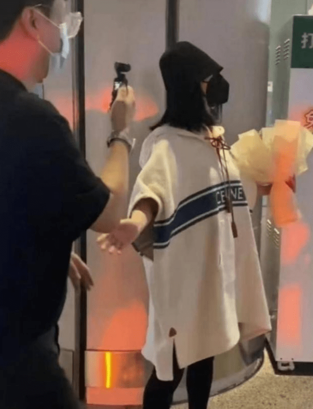 黑色|谢娜怀二胎后首次露面，即将复出开始工作？或与赵丽颖共录节目？