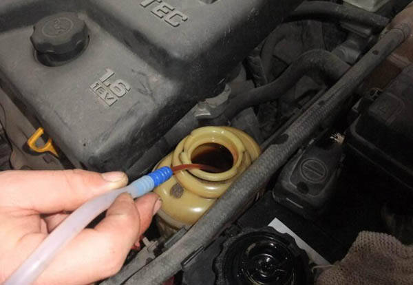 助力转向油,是汽车助力转向泵里面用的一种特殊液体,通过液压作用