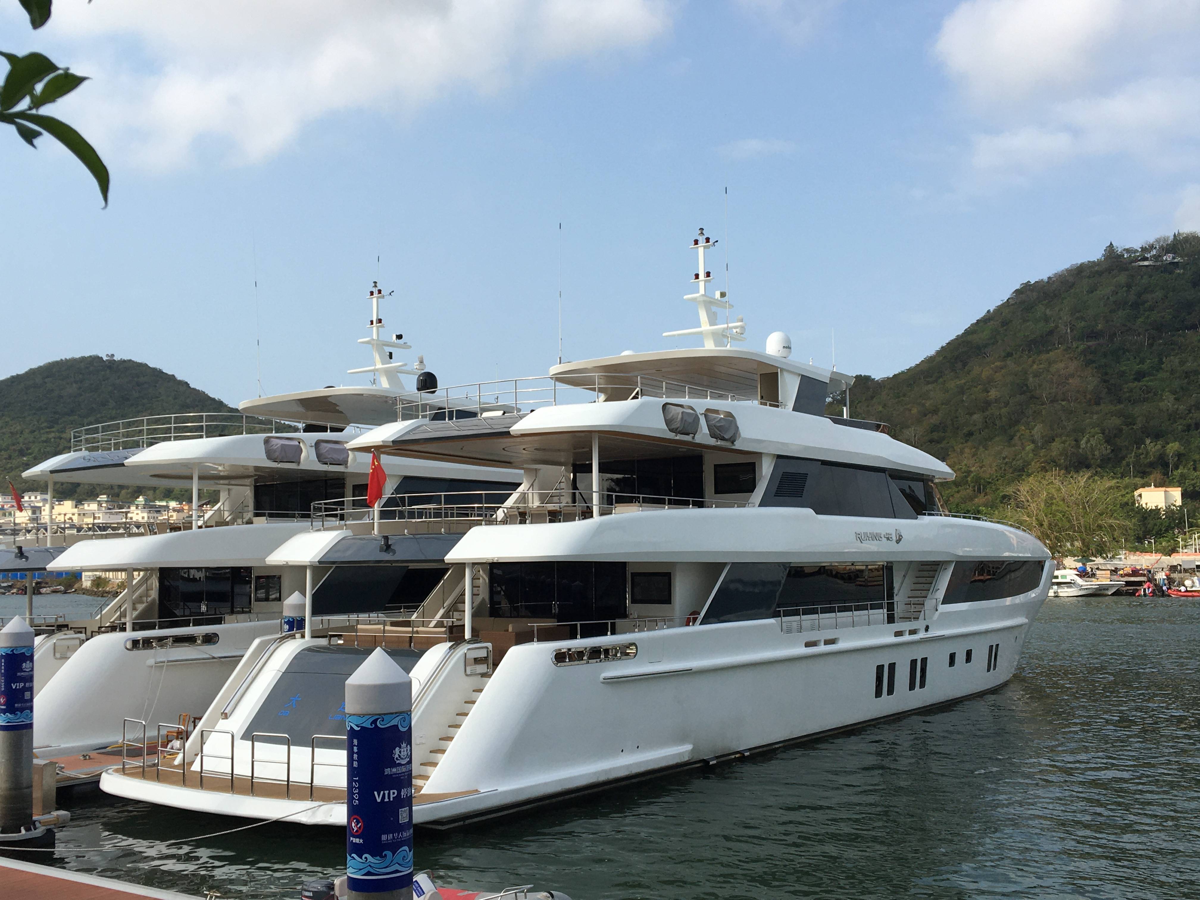 恒大集团海花岛项目,三亚市鸿州游艇会等项目和业态进行详细考察,考察