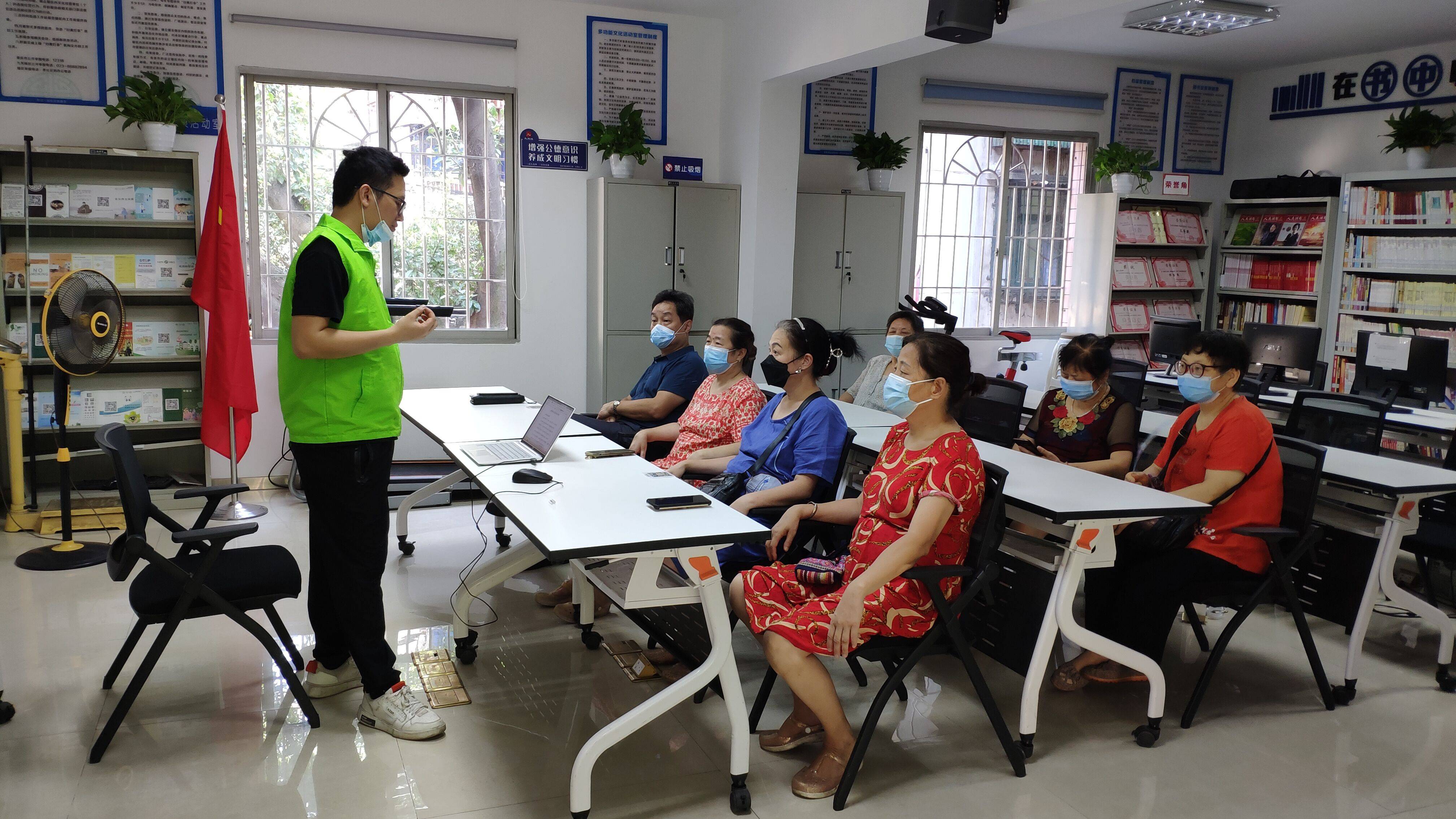 九龙坡区谢家湾街道老年社工项目开展8月老年志愿者培训活动