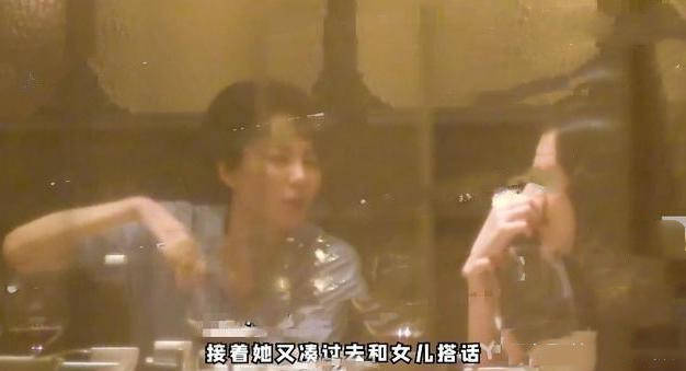 身材|王菲女儿晒闺蜜照，15岁的李嫣聚会犹如名媛聚会