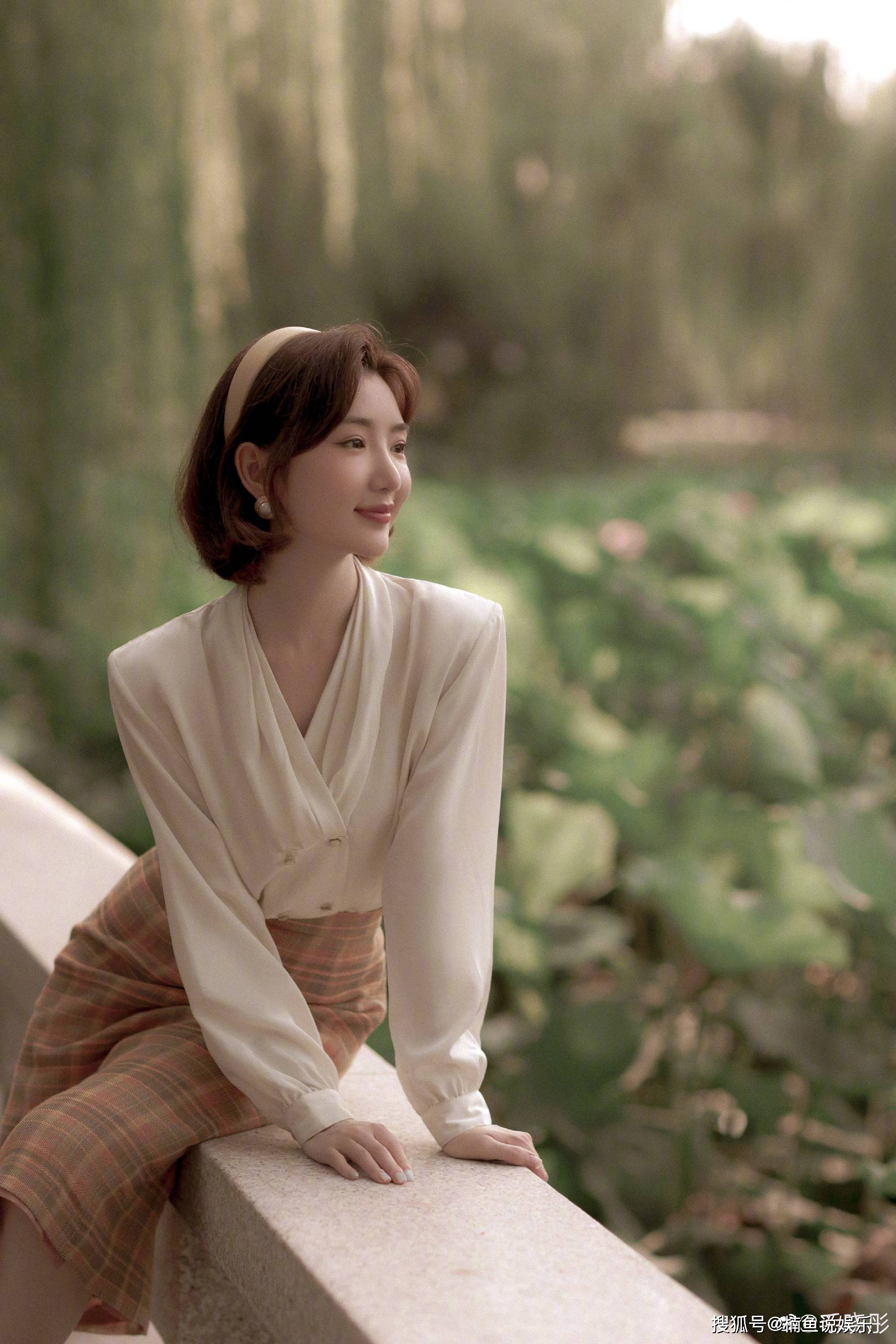 年代|毛晓彤复古写真太美了!90年代厂花既视感,氛围感穿搭美得过分