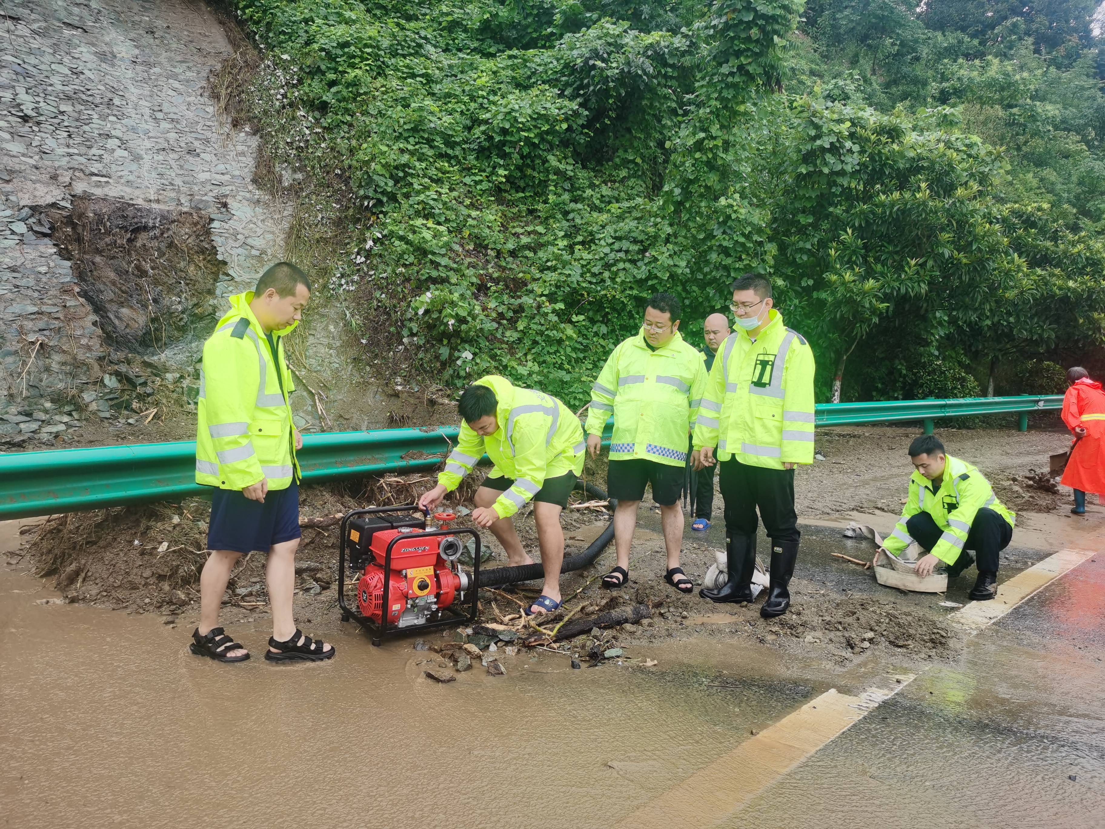 陕西交通控股集团白泉分公司石泉管理所快速处置822水毁全力确保畅通