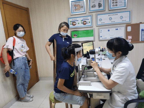 妈妈残疾女儿近视配镜成奢侈民革省直文教一支部联合长春爱尔眼科医院