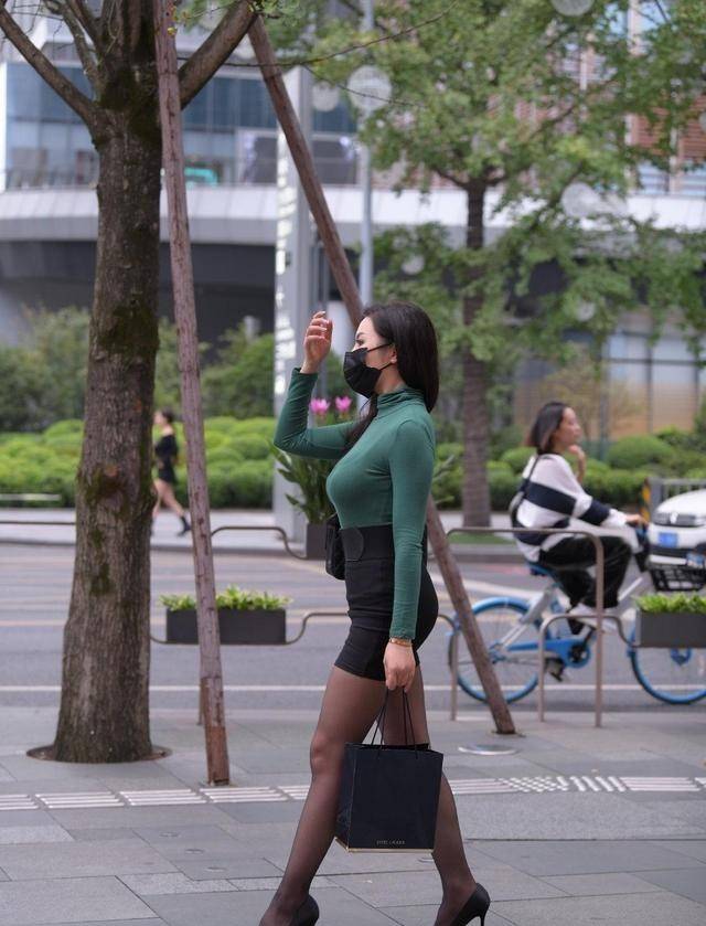 颜色|原健身女生的时尚穿搭，休闲的“瑜伽裤”，让造型轻松变