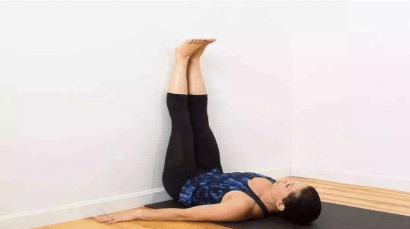 女性睡前坚持"靠墙抬腿",一段时间后,收获的好处可能令你惊喜