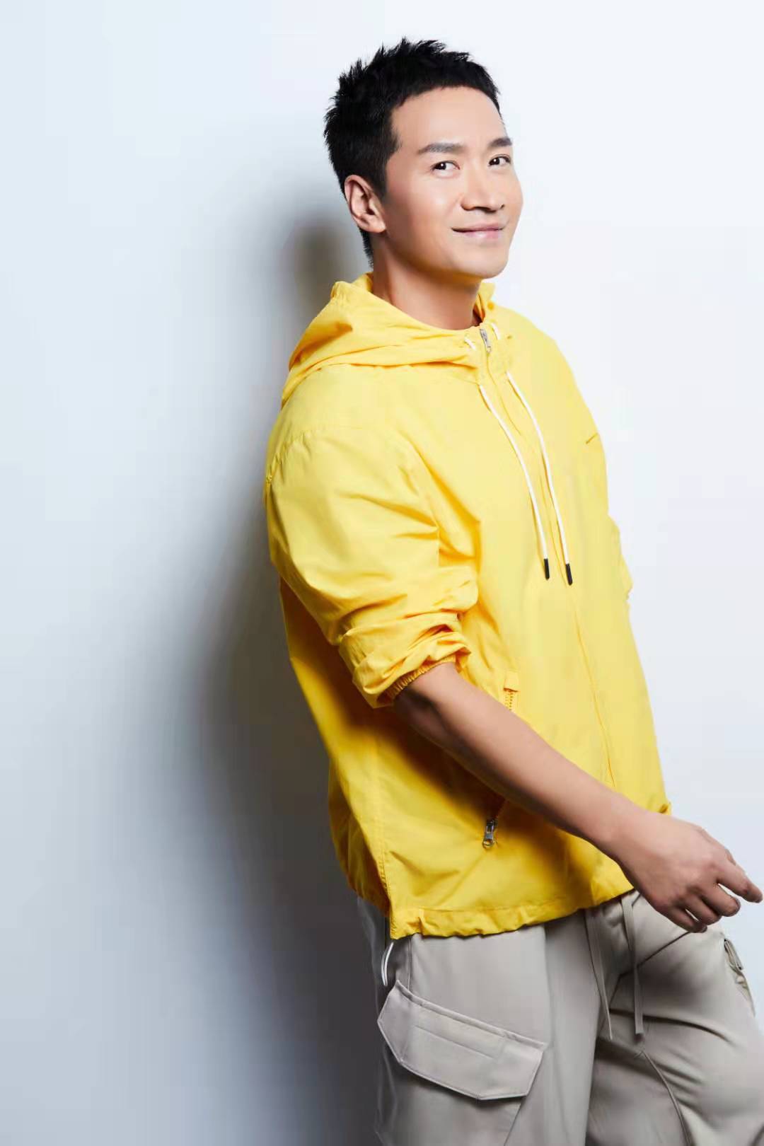 何晟铭高清写真大片来袭状态自然展现高雅质感