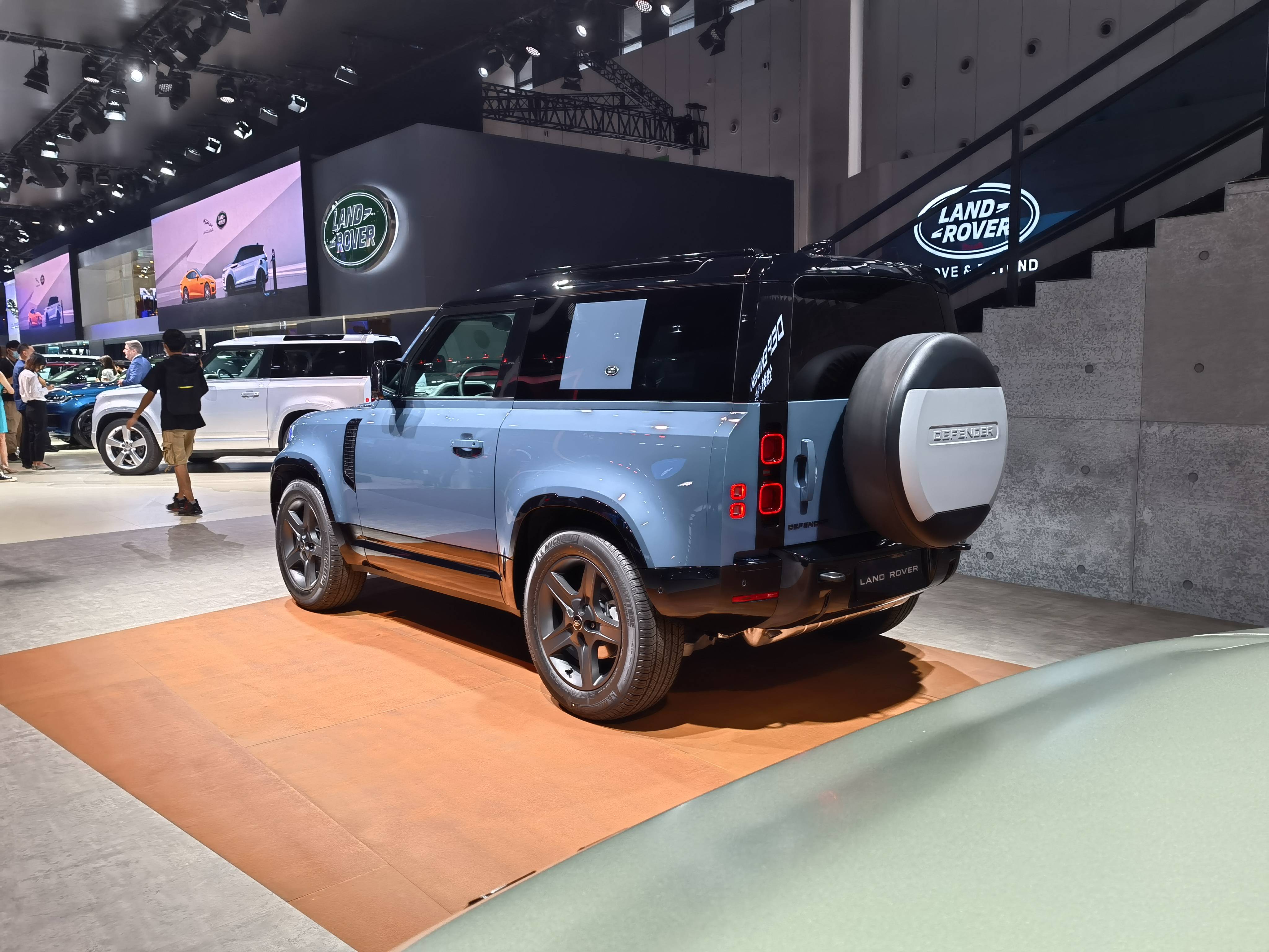 全新路虎卫士90系列车型上市售价698万起