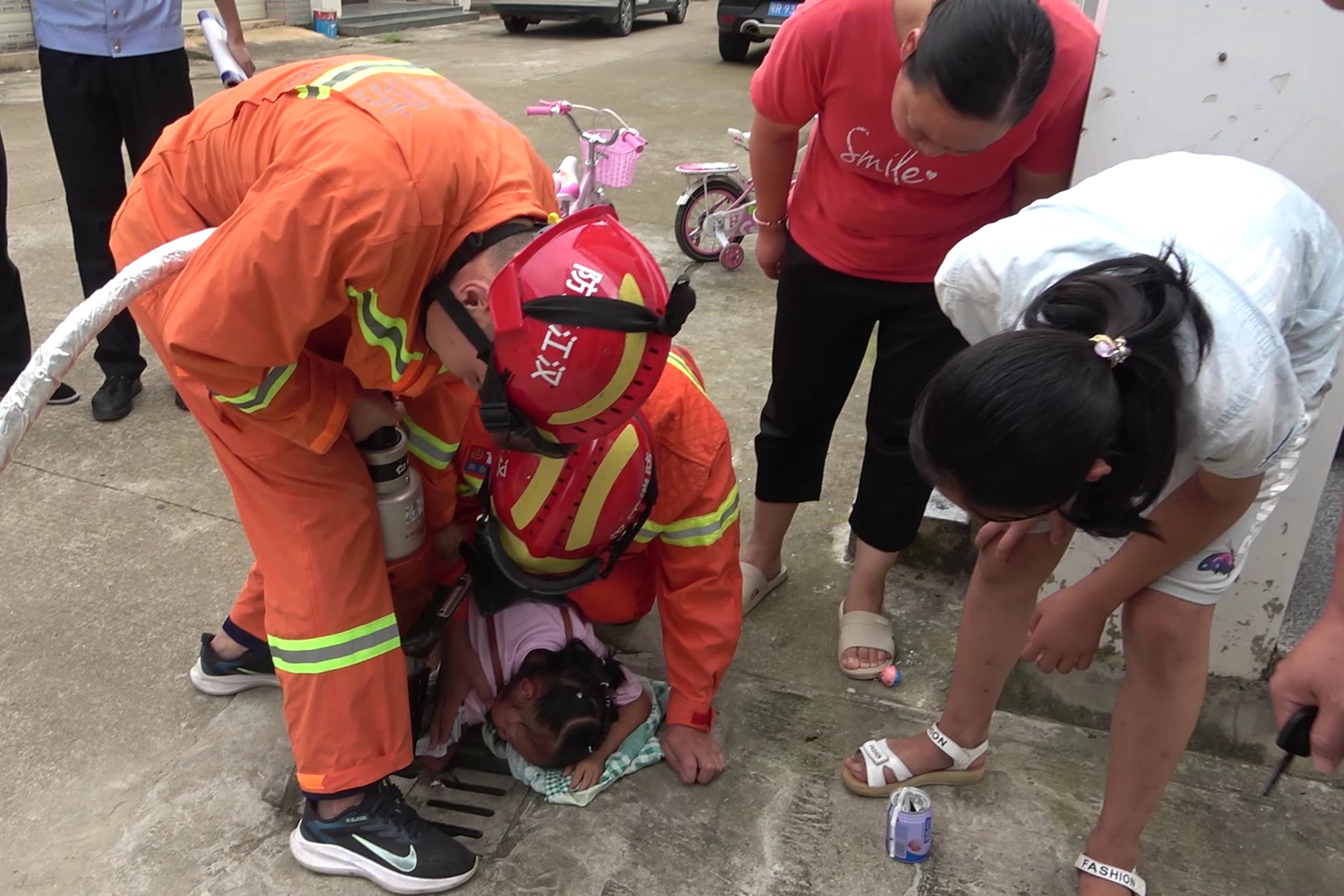 湖北天门2岁女童手卡下水道天门消防紧急救援