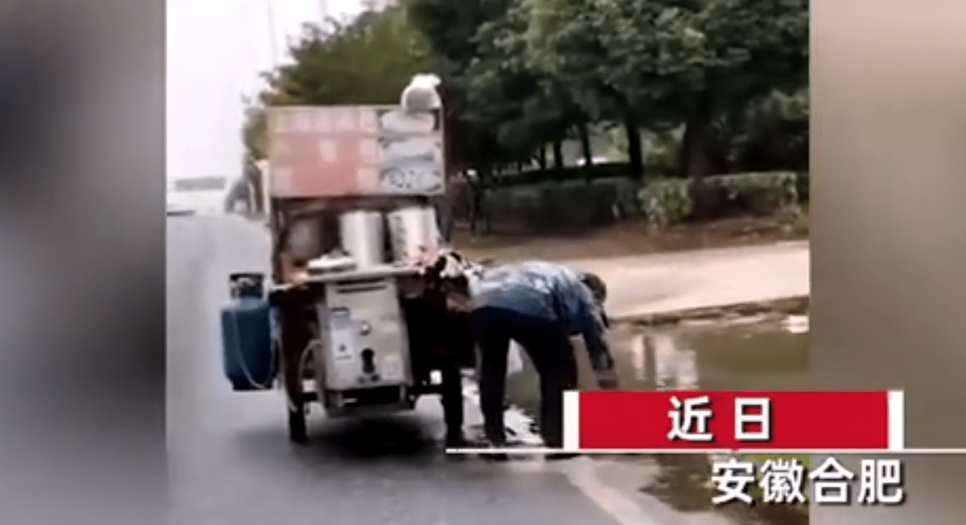 什么|安徽一早餐车摊主舀路边积水放锅中蒸包子，看完你还敢吃吗？