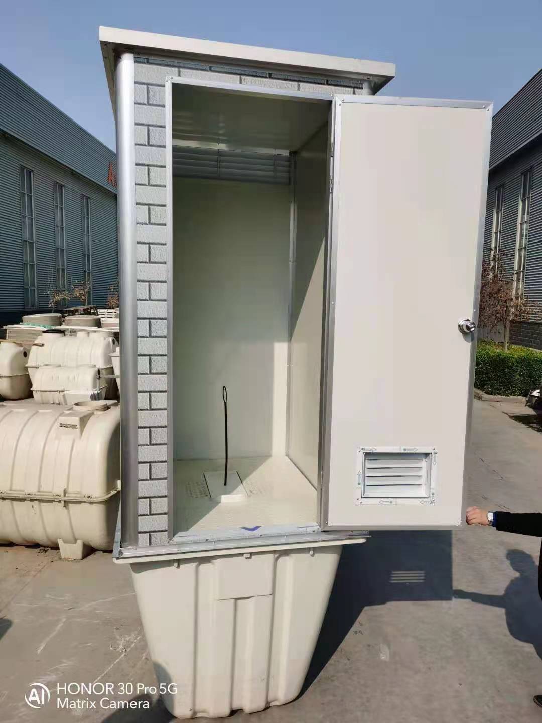 双瓮式户厕是采用水冲式厕所模式建造,有一个沉淀/过滤功能,这是两者