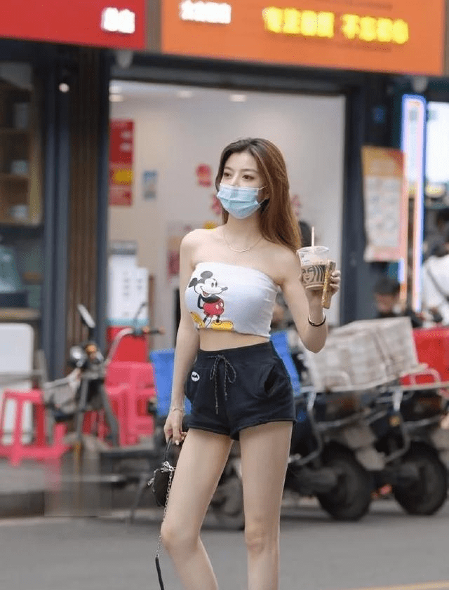 米老鼠|美女穿“米老鼠”出门逛街，真是复古时尚两不误