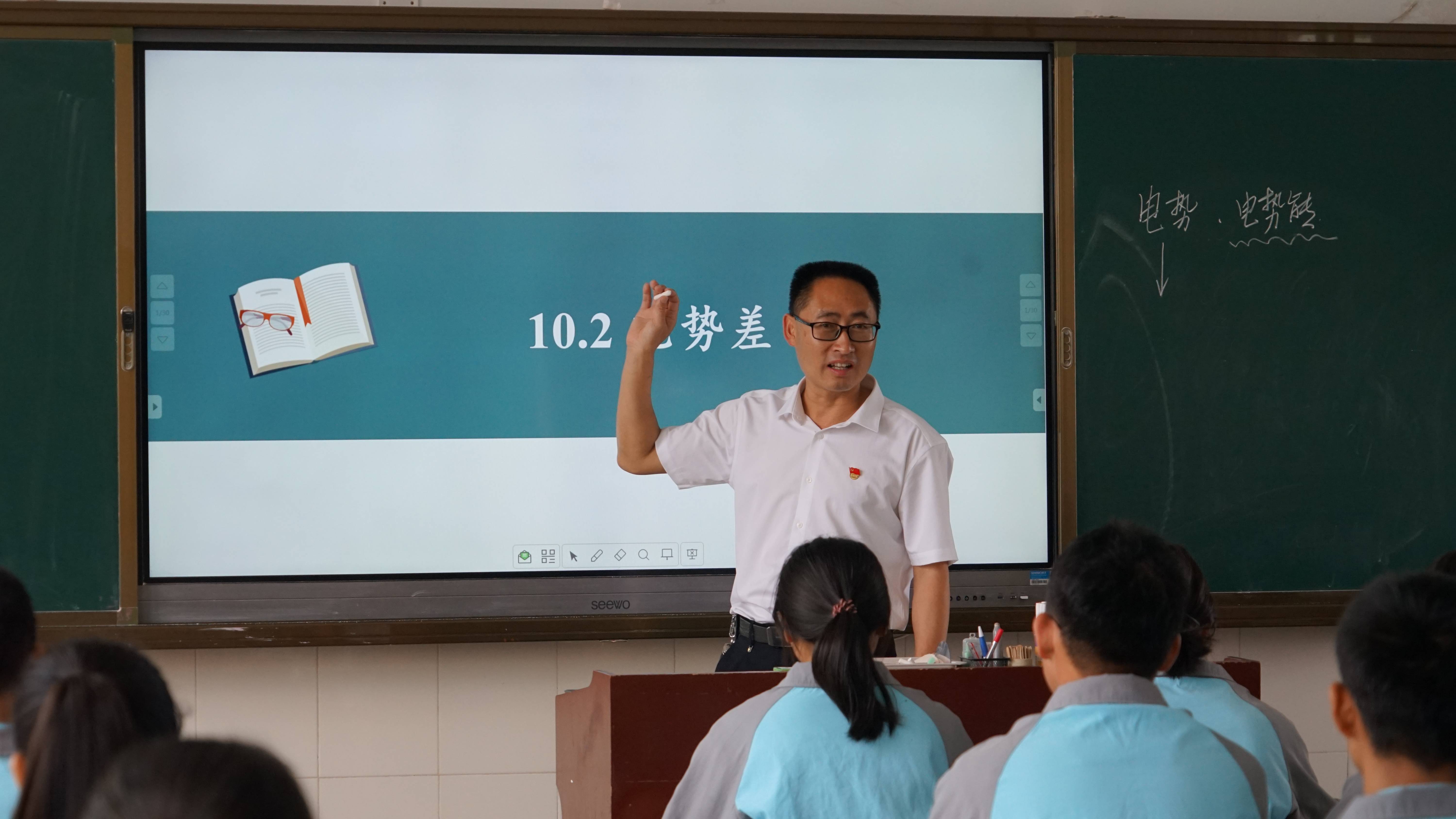 办好人民满意教育 昌宁二中吴雪峰:静心教书 潜心育人