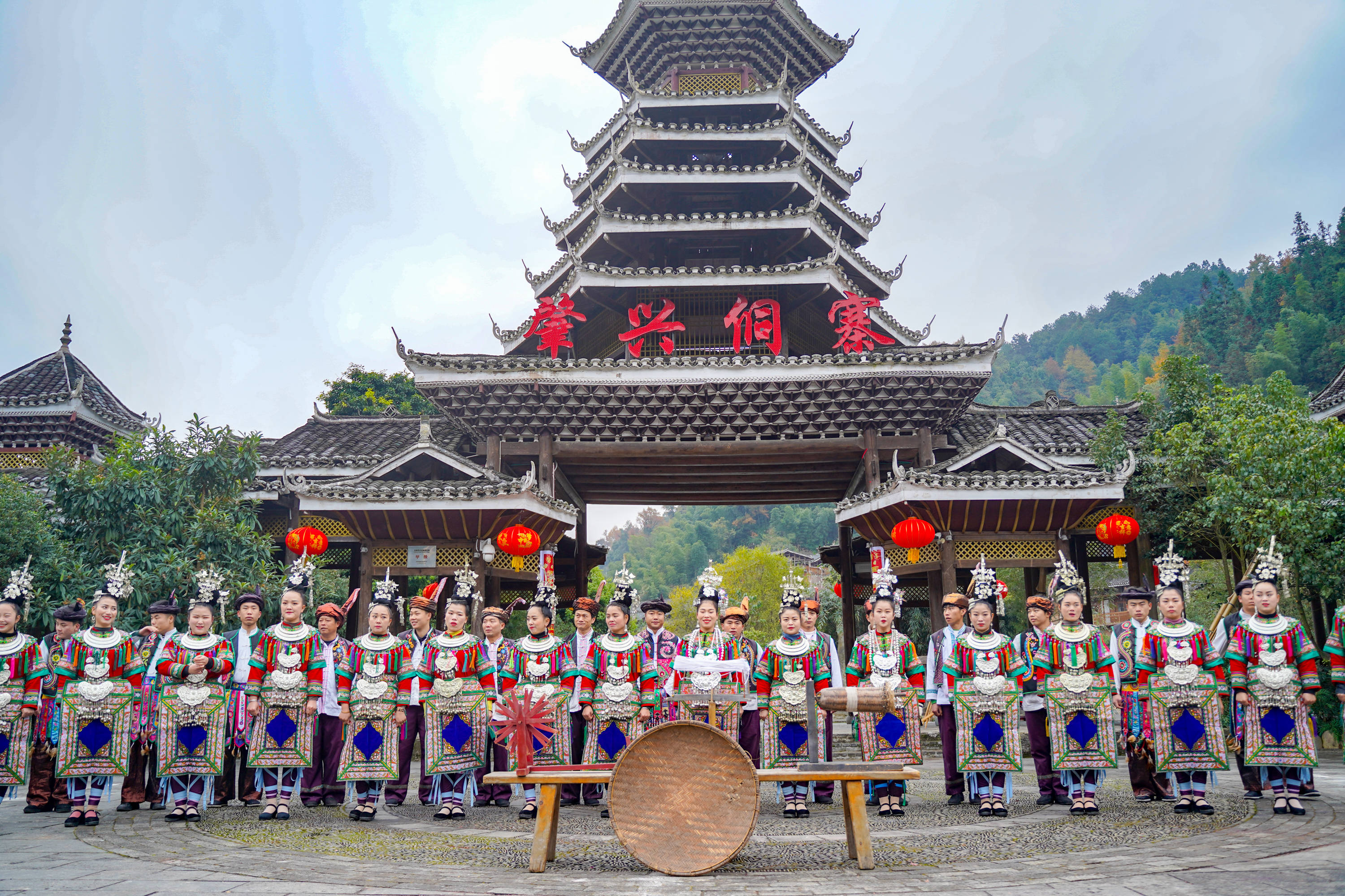 肇兴侗寨鼓楼群最为著名，在全国侗寨中绝无仅有，被载入吉尼斯世界纪录