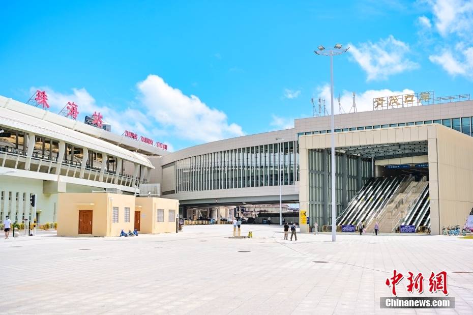 1/ 12 9月2日,广东省珠海市,青茂口岸内前往出境大厅的通道.