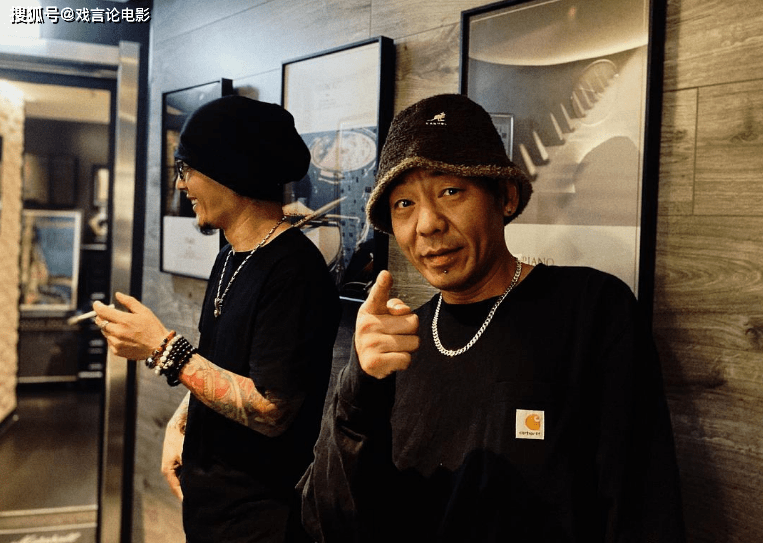 如果不说是陈辉的话,让人完全想象不到他是面孔乐队的主唱,不仅五官