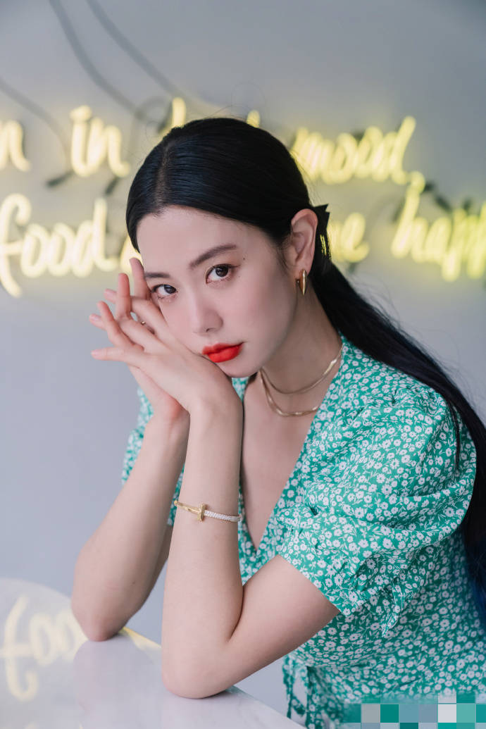 克拉拉发布夏日清新美照 清凉休闲生活仪式感满分