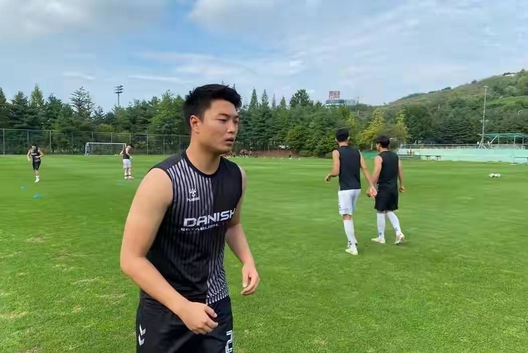 他的哥哥则是目前当红国脚高准翼,高铭翼也延续了他的父亲和哥哥的