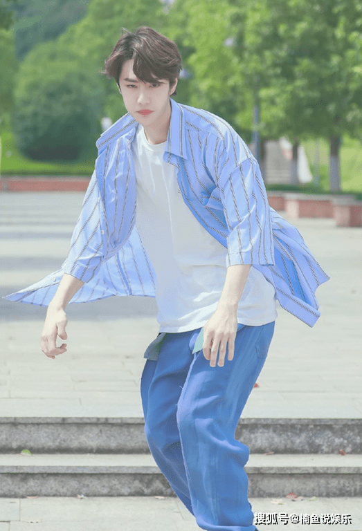 原创24岁王一博又帅出圈了穿条纹衬衫玩滑板活力少年感好喜欢