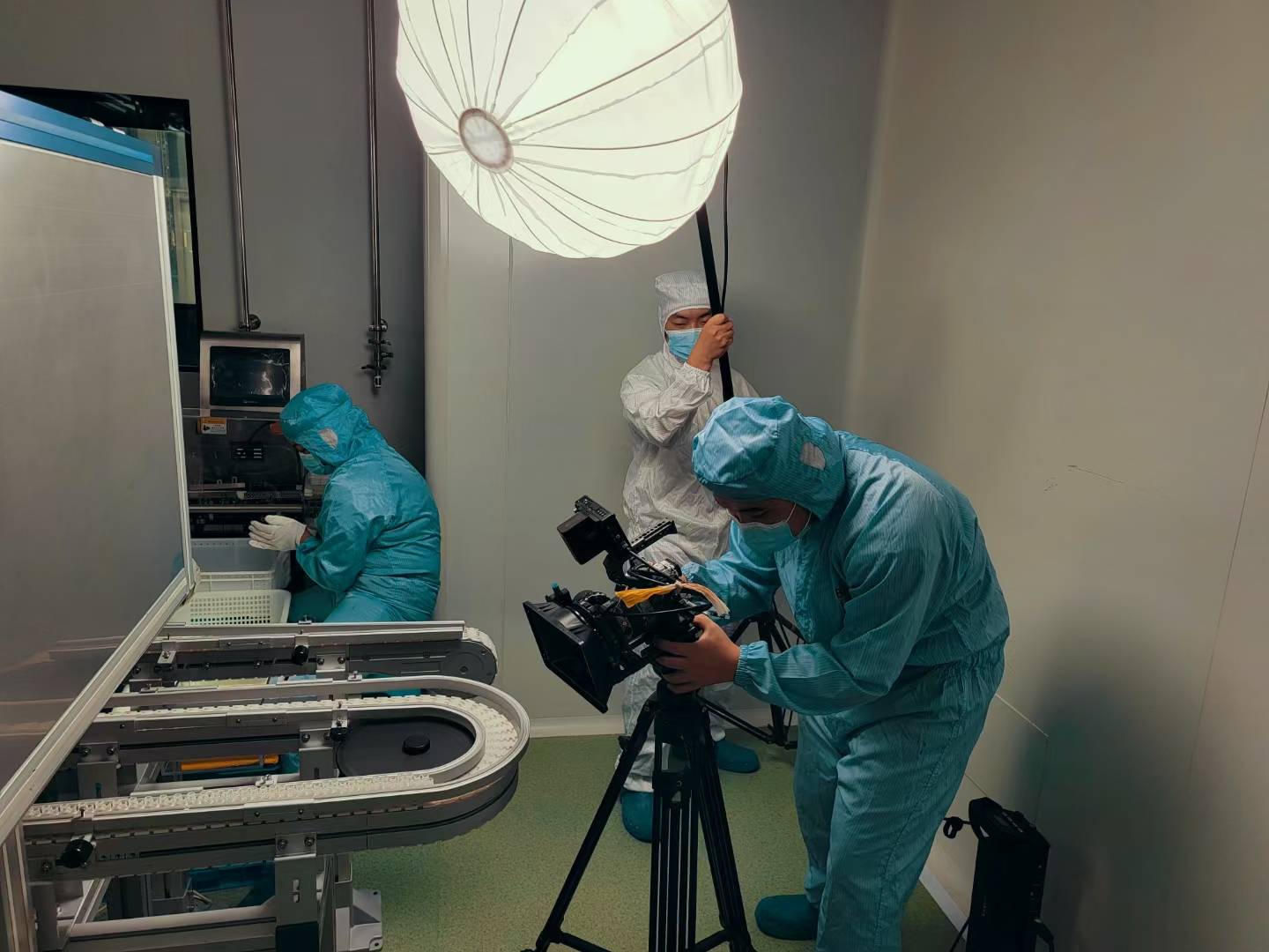 进入研发类企业拍摄很有阵仗