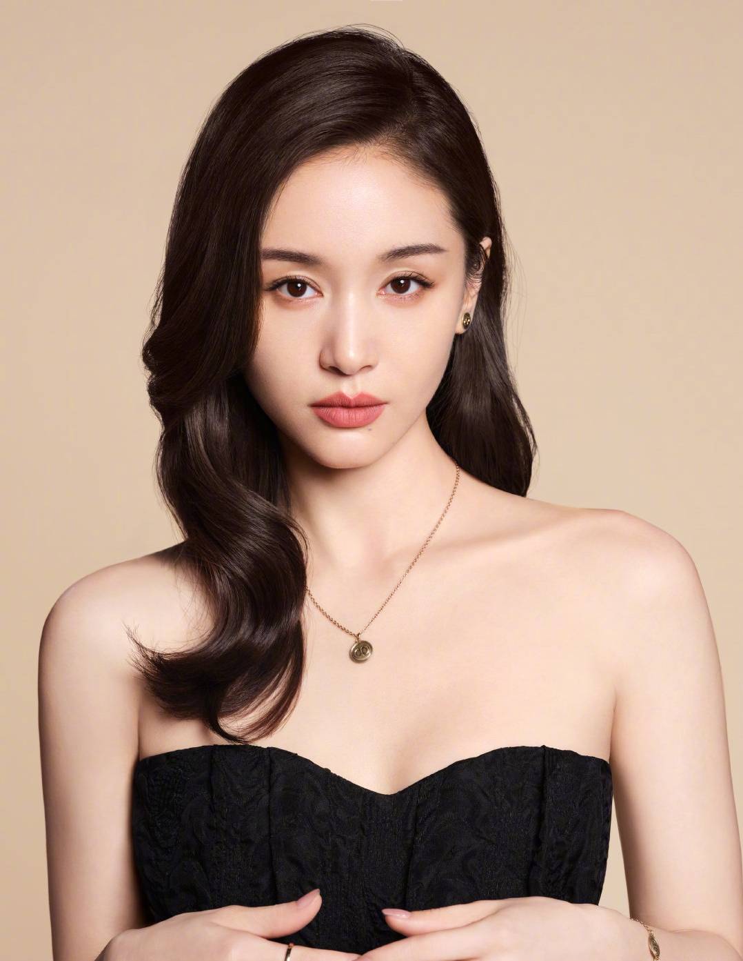 王子文演绎迪奥广告大片 彰显女性多元优雅力量_时尚