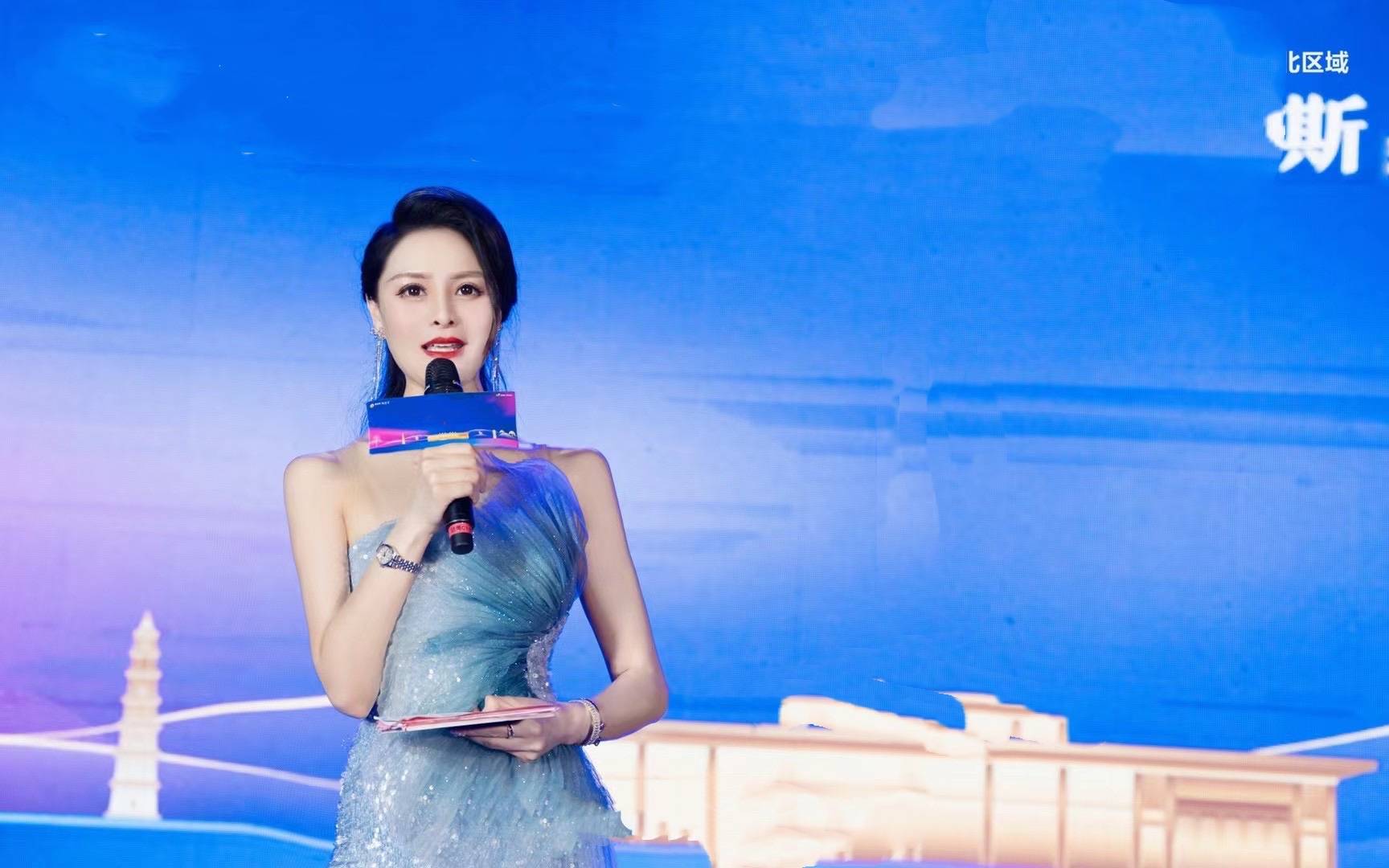 主持人毛丽萍时尚形象!奔赴山海 热爱生活