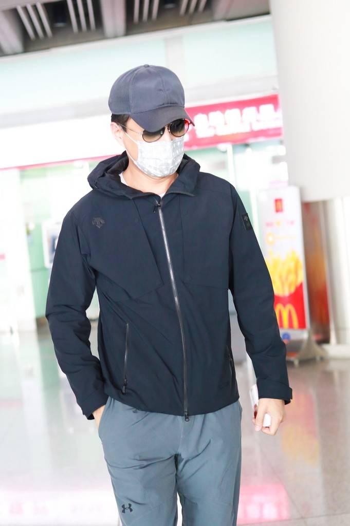 靳东黑超口罩遮面低调现身