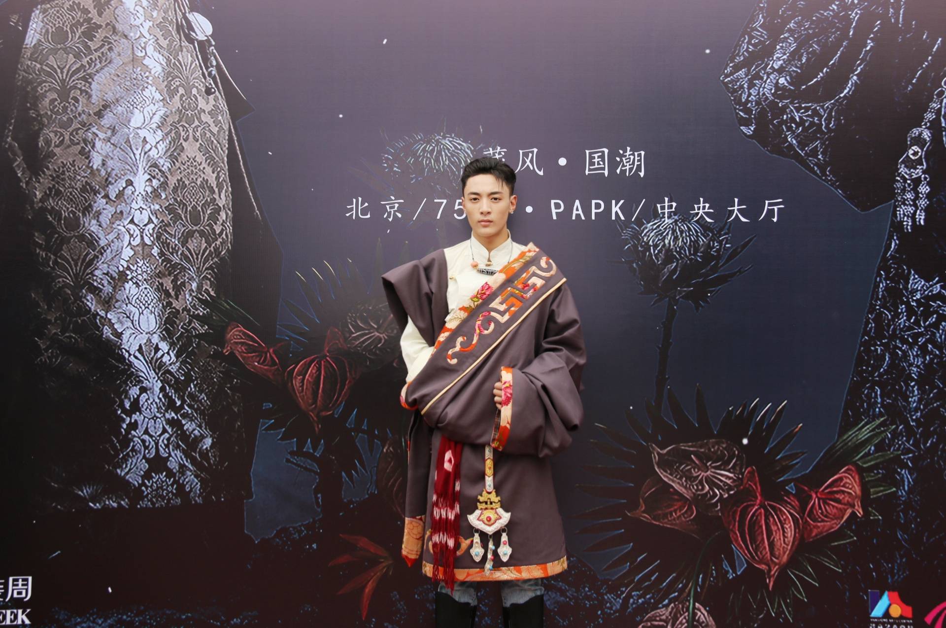 来自四川卫视《藏风美少年》的两位少年布瓦和花丹身着藏族传统服饰