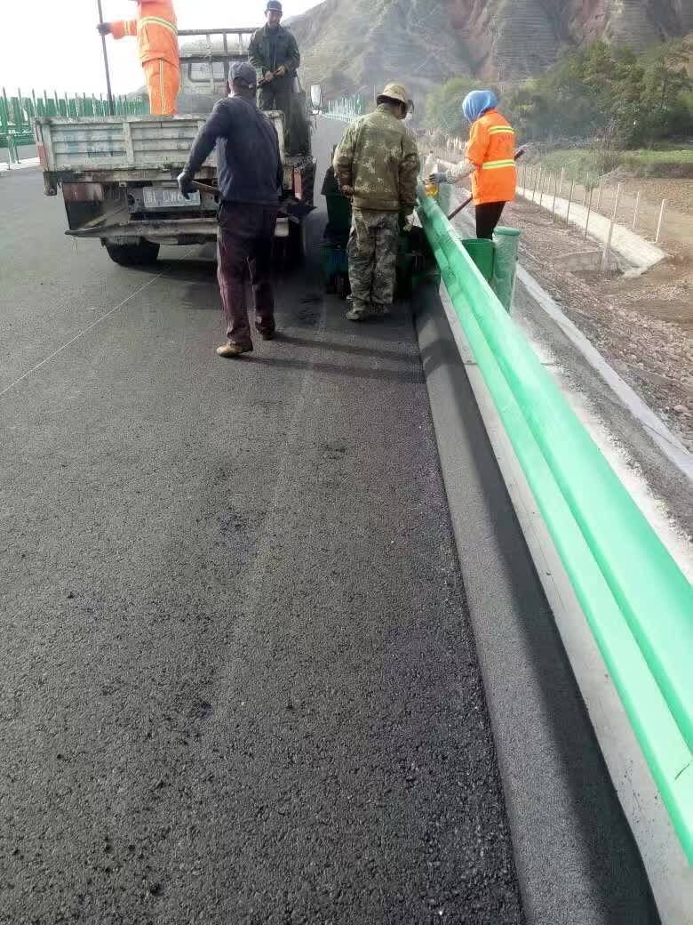 公路拦水带怎么施工,拦水带成型机好帮手