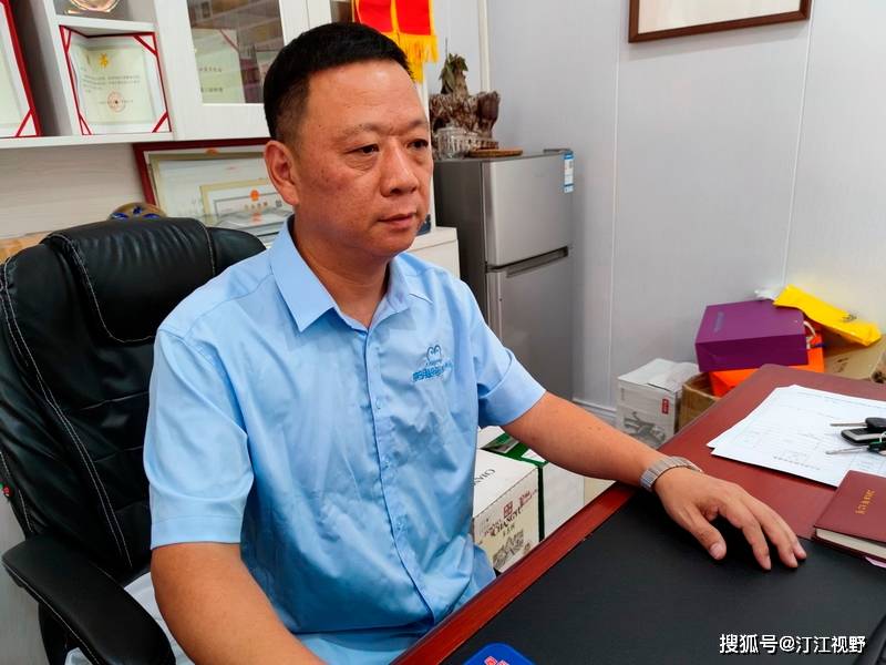 2021教师节浙江温州商人林长宣向福建永定教师赠送200副眼镜