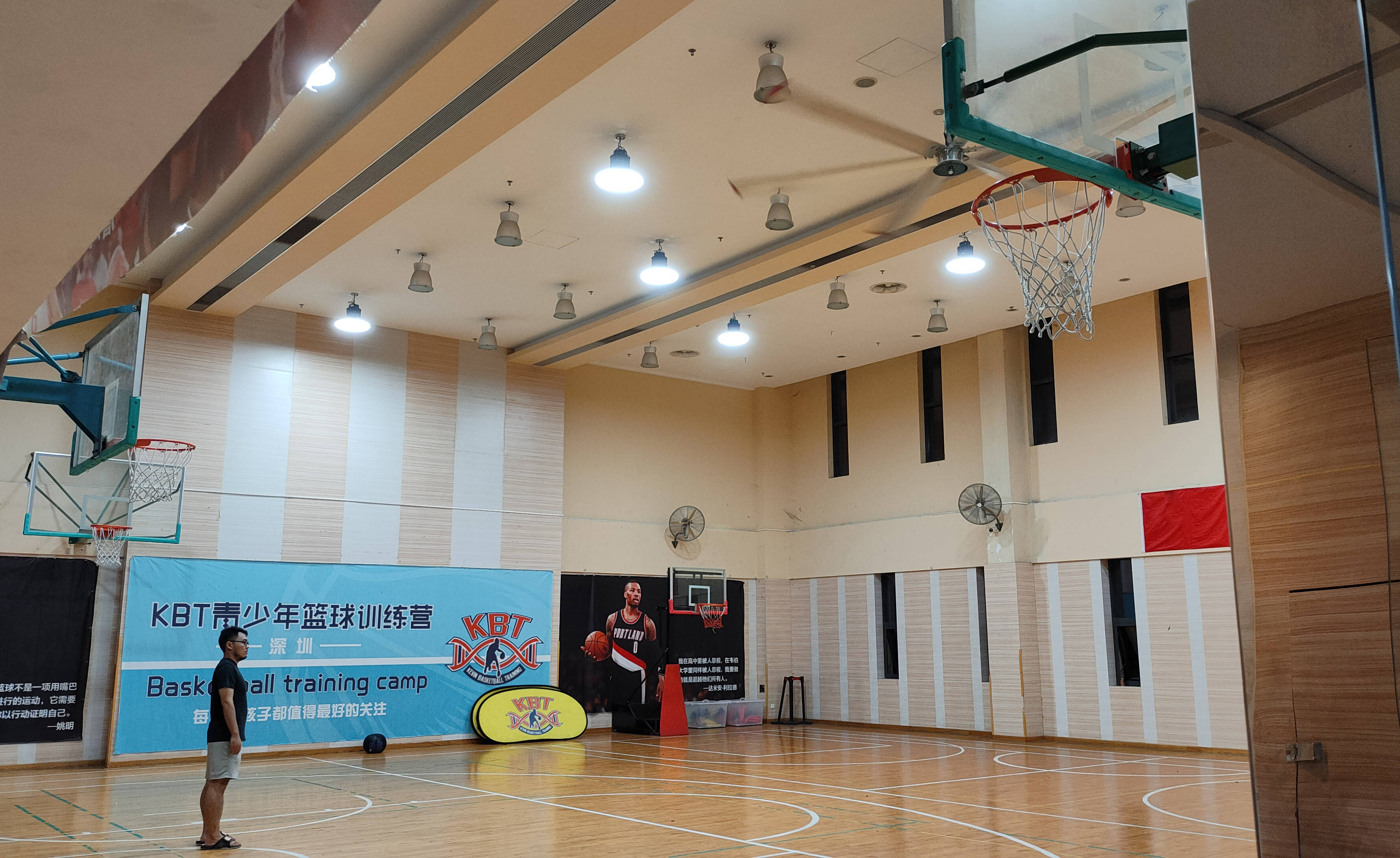 体育要纳入中考这深圳篮球青训馆立马把金卤灯换成惟亚蒂led球场灯