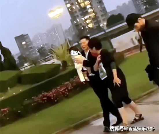 因为|向太全家遛娃：向华强抱着孙女，向佐帮郭碧婷“提鞋”，好温馨