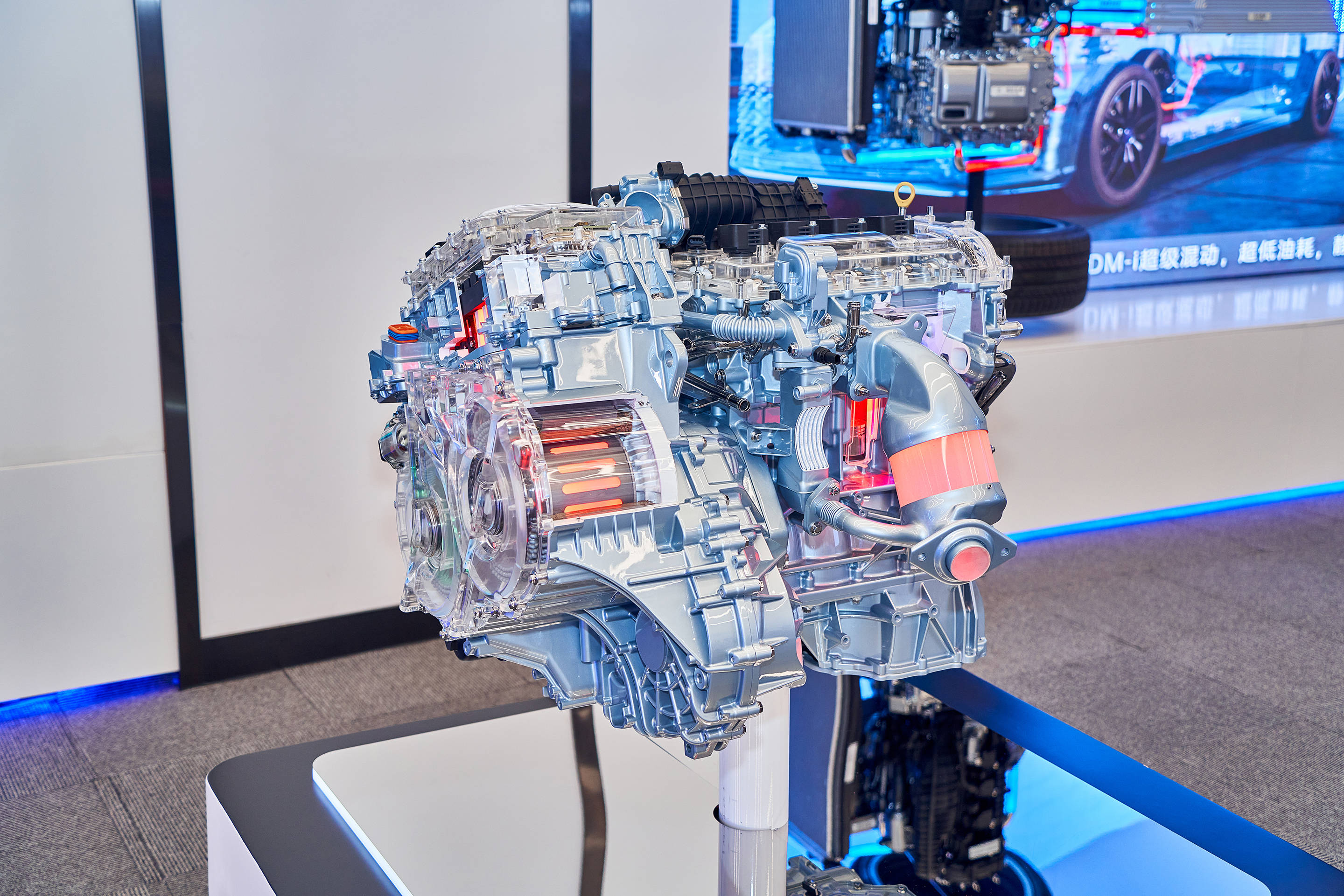 5l高效发动机底盘结构的演示,这是以电为主的混动技术,主要特点是可以